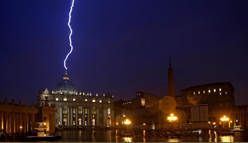lightning-strikes-st-peters-basilica-as-pope-resigns